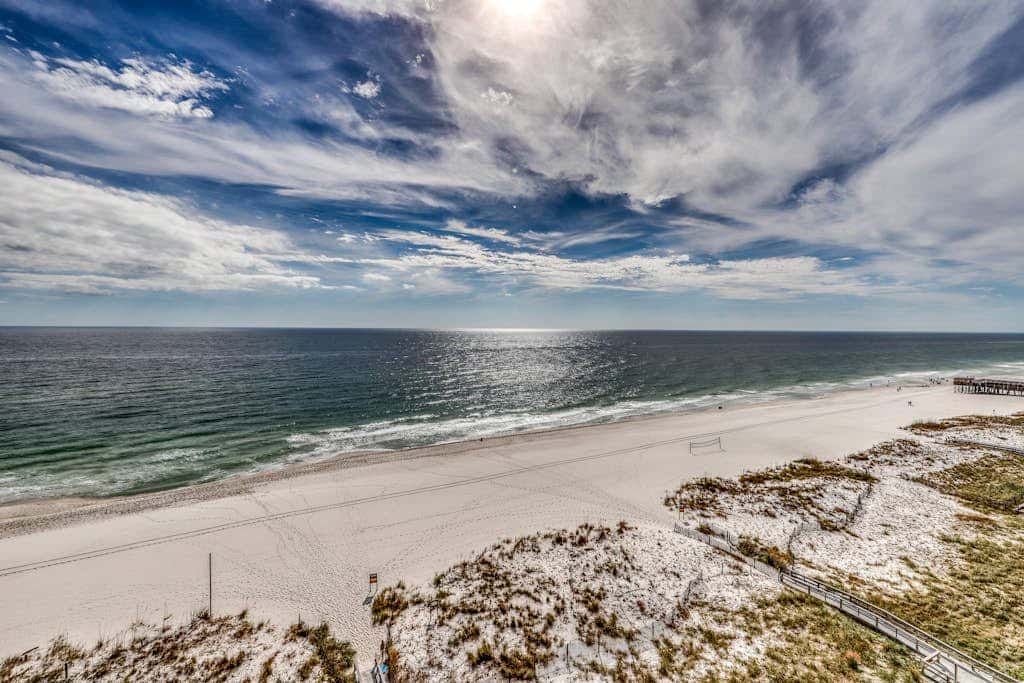 Beachfront condo with amazing views, balcony, pools, hot tubs & fitness center