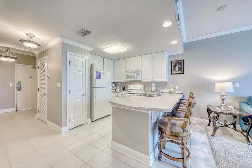 Gulf-front condo w private balcony & shared pools, hot tubs & gym