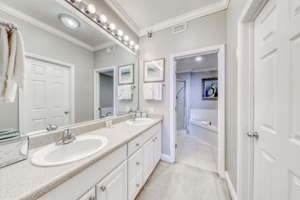 Gulf-front condo w private balcony & shared pools, hot tubs & gym
