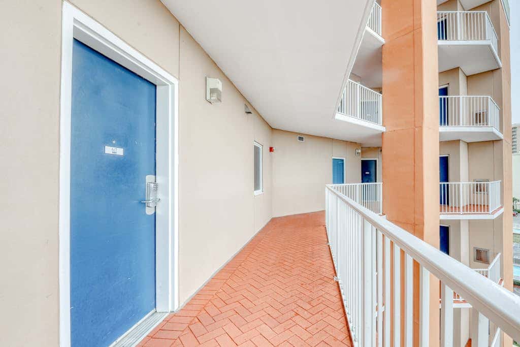 Gulf-front condo w private balcony & shared pools, hot tubs & gym