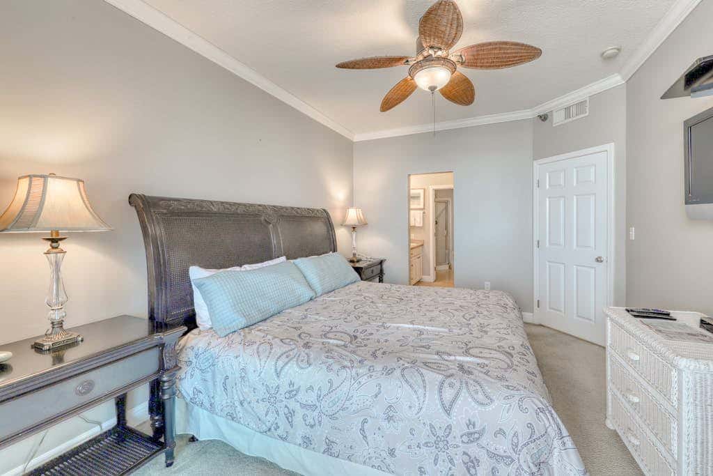 Gulf-front condo w private balcony & shared pools, hot tubs & gym