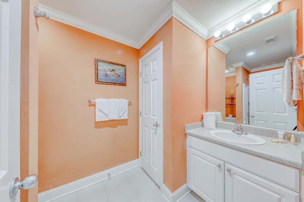 Gulf-front condo w private balcony & shared pools, hot tubs & gym
