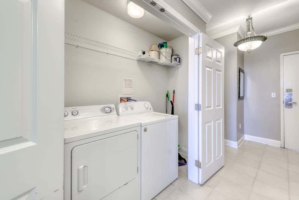 Gulf-front condo w private balcony & shared pools, hot tubs & gym