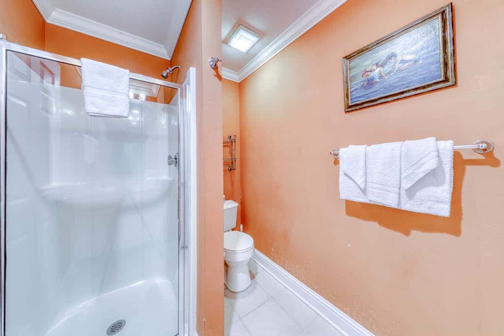 Gulf-front condo w private balcony & shared pools, hot tubs & gym