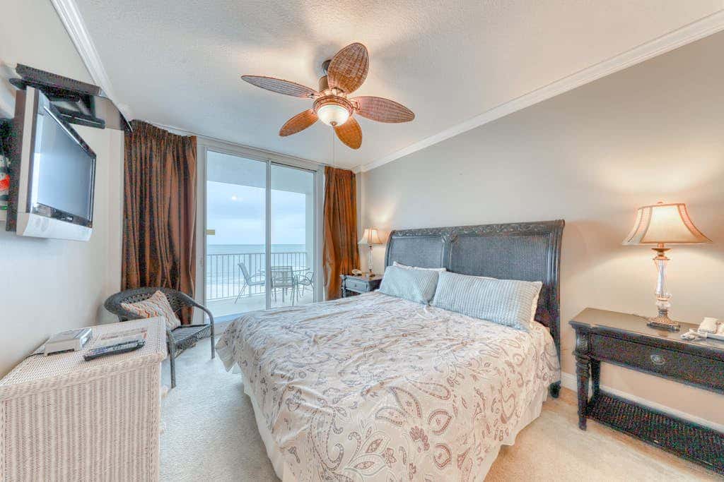 Gulf-front condo w private balcony & shared pools, hot tubs & gym