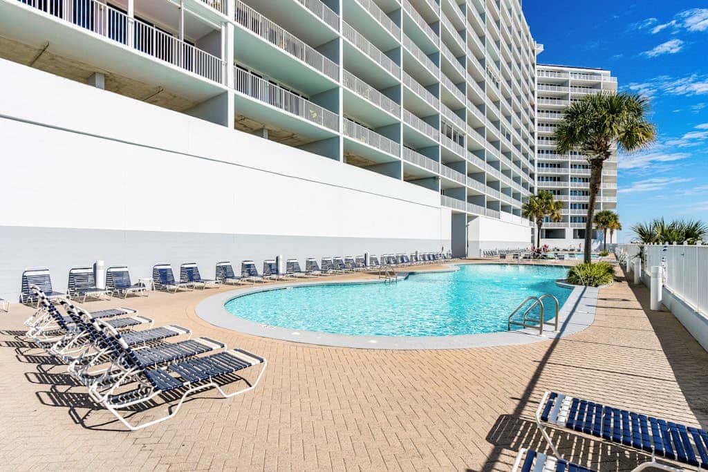 Gulf-front condo w private balcony & shared pools, hot tubs & gym