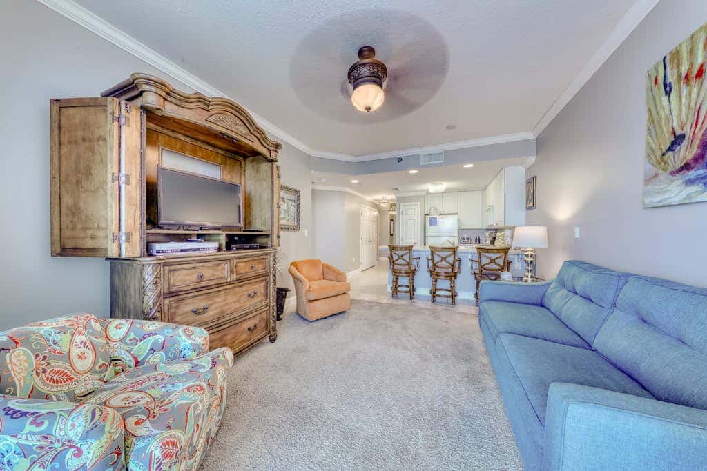 Gulf-front condo w private balcony & shared pools, hot tubs & gym