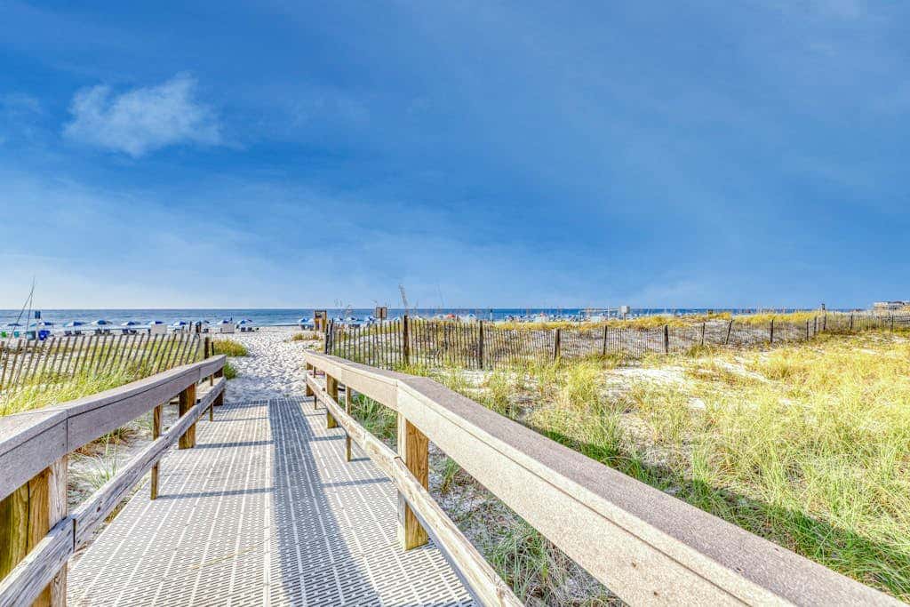 Gulf-front condo w private balcony & shared pools, hot tubs & gym