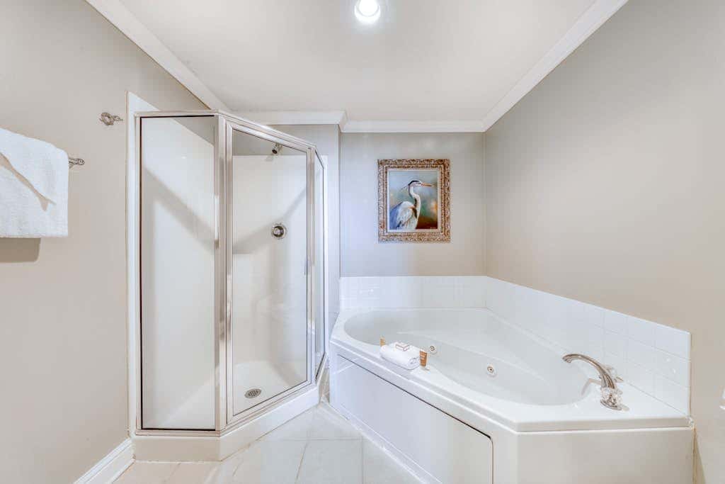 Gulf-front condo w private balcony & shared pools, hot tubs & gym