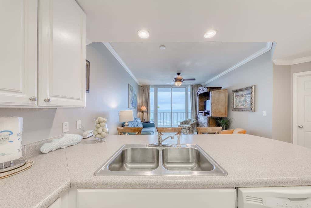 Gulf-front condo w private balcony & shared pools, hot tubs & gym
