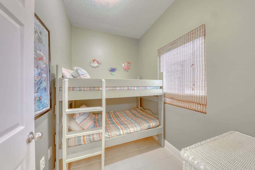 Gulf-front condo w private balcony & shared pools, hot tubs & gym