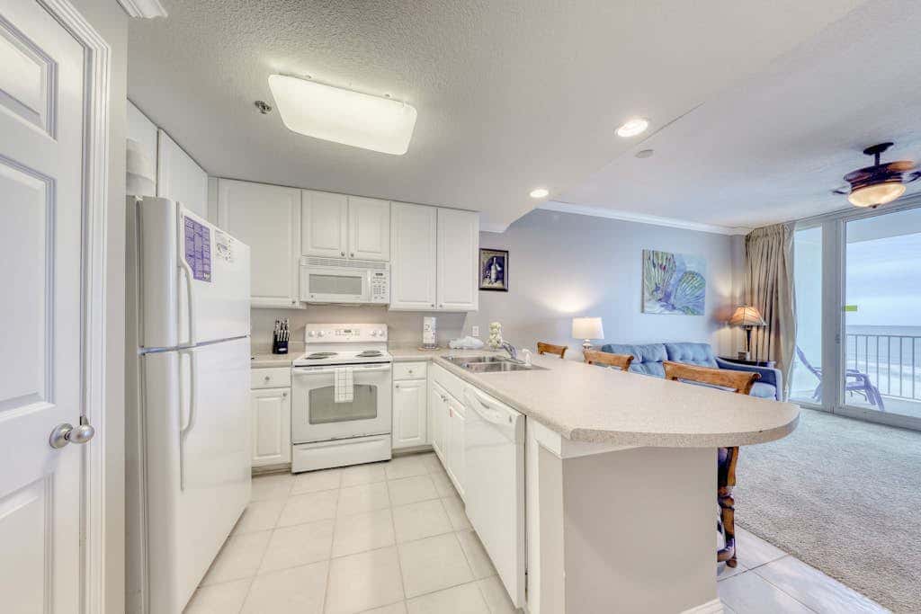 Gulf-front condo w private balcony & shared pools, hot tubs & gym