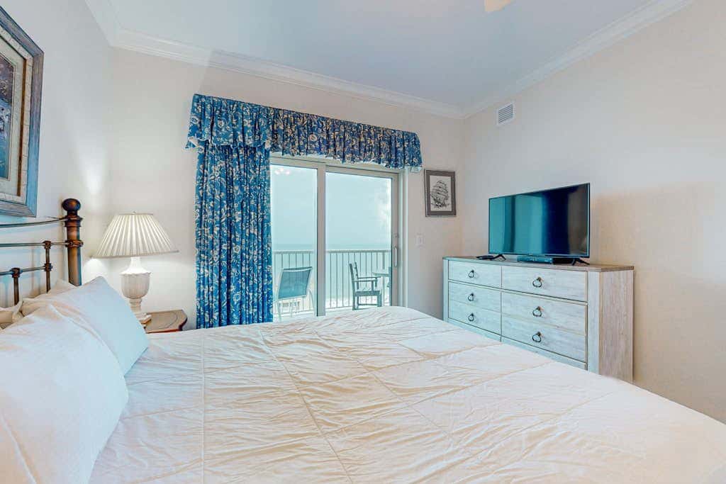 Bright & breezy condo with Gulf view, pools & beach access