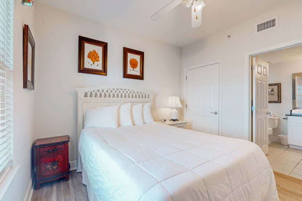 Bright & breezy condo with Gulf view, pools & beach access