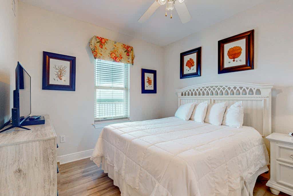 Bright & breezy condo with Gulf view, pools & beach access