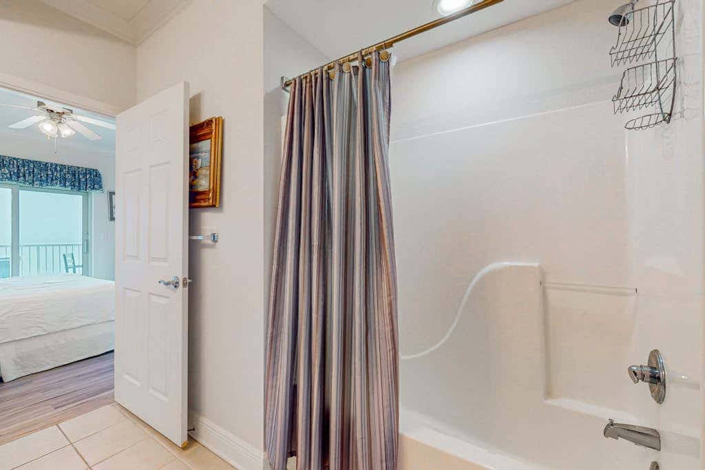 Bright & breezy condo with Gulf view, pools & beach access