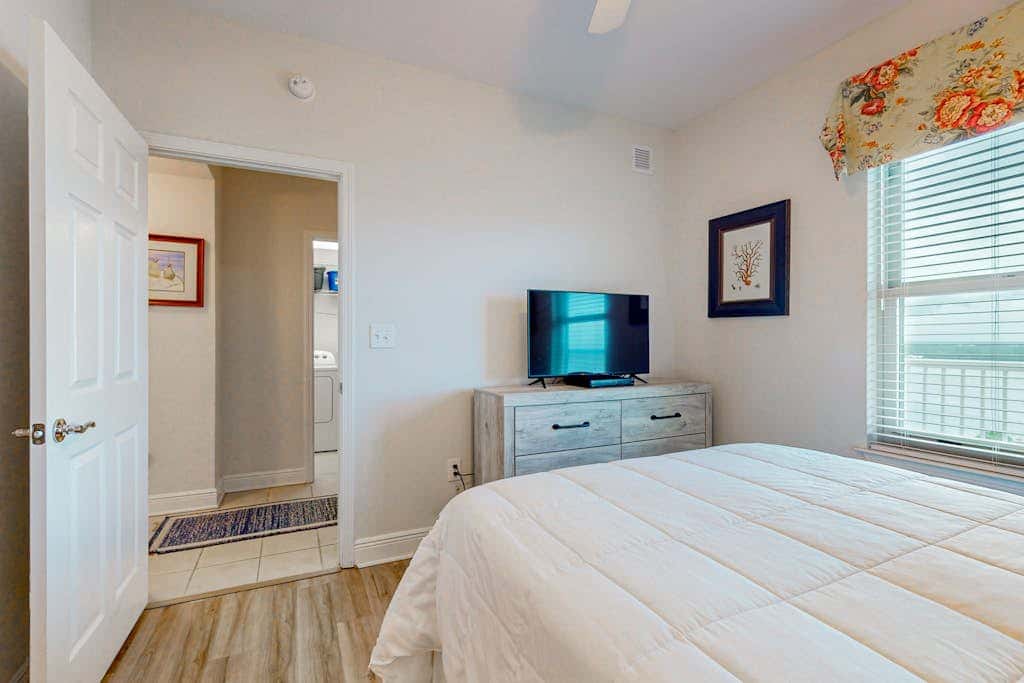 Bright & breezy condo with Gulf view, pools & beach access
