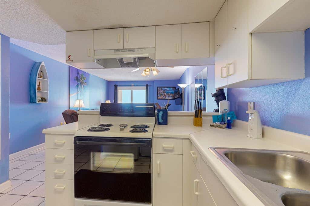 Clearwater condo with bunk room, pool, & balcony - walk to waves