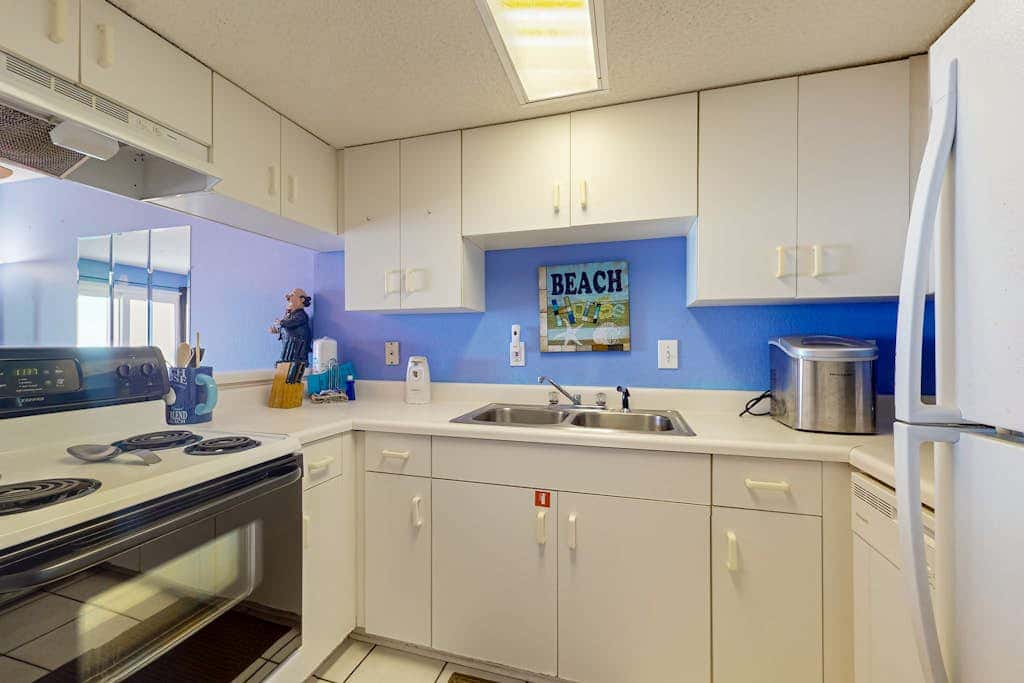 Clearwater condo with bunk room, pool, & balcony - walk to waves