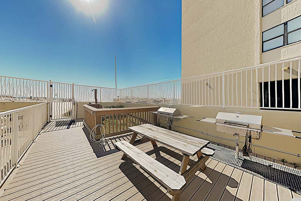 Clearwater condo with bunk room, pool, & balcony - walk to waves