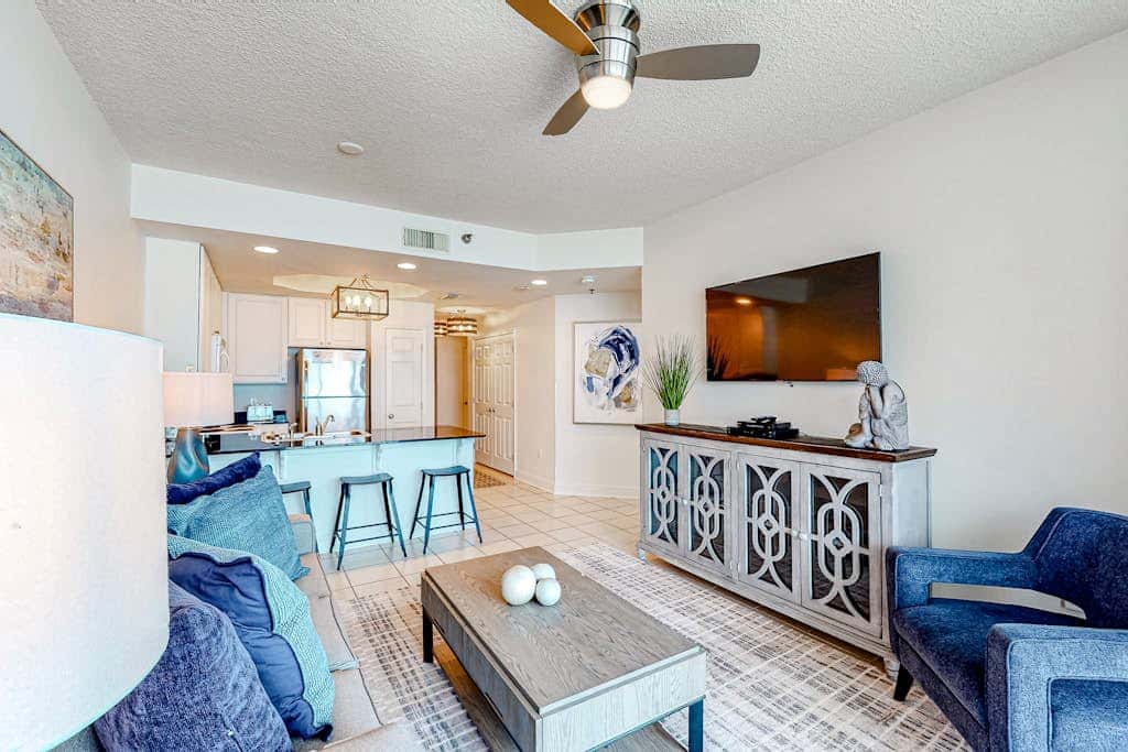 Coastal Condo w Balcony & Shared Pools, Hot Tubs, Gym and Gulf views