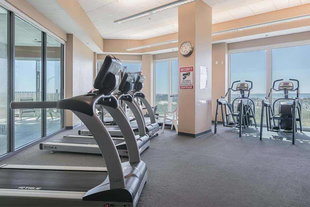 Coastal Condo w Balcony & Shared Pools, Hot Tubs, Gym and Gulf views