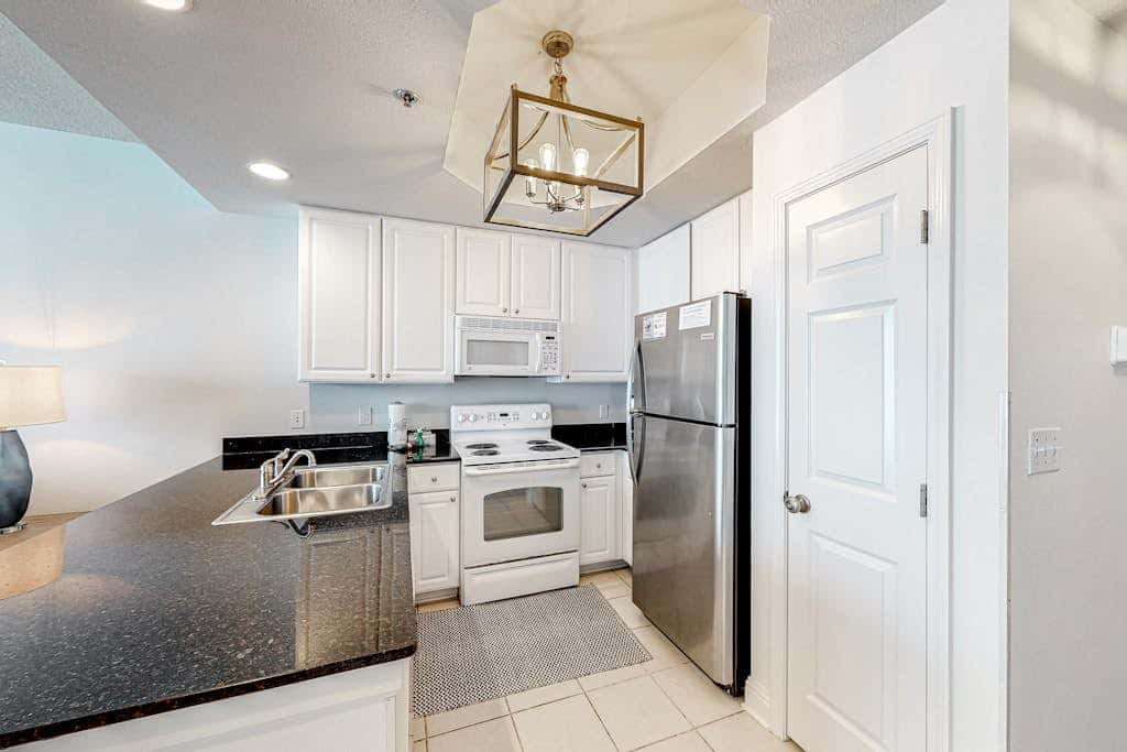 Coastal Condo w Balcony & Shared Pools, Hot Tubs, Gym and Gulf views