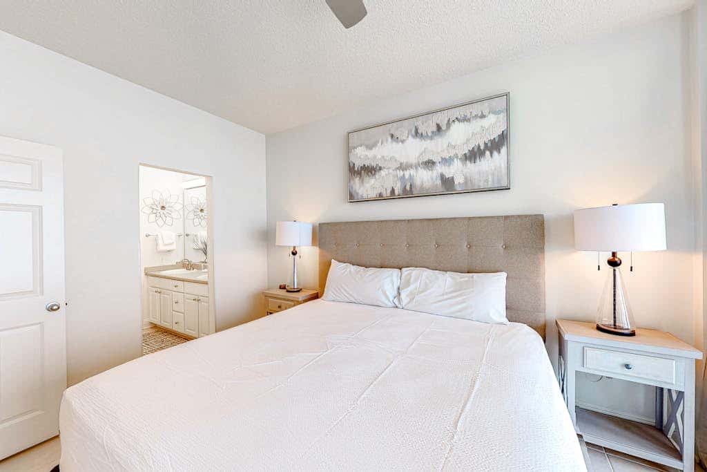 Coastal Condo w Balcony & Shared Pools, Hot Tubs, Gym and Gulf views