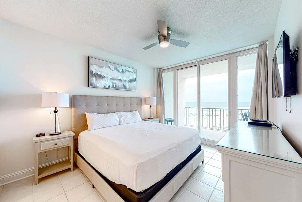 Coastal Condo w Balcony & Shared Pools, Hot Tubs, Gym and Gulf views