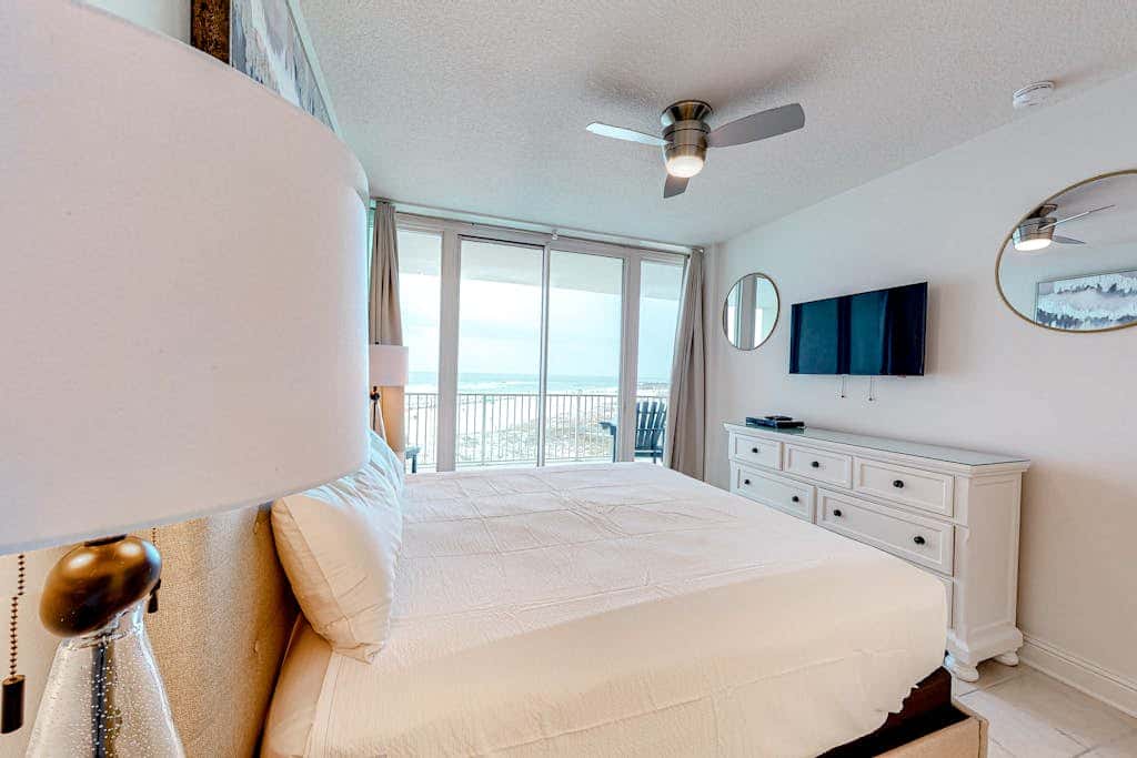 Coastal Condo w Balcony & Shared Pools, Hot Tubs, Gym and Gulf views