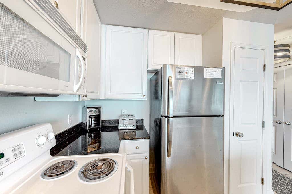 Coastal Condo w Balcony & Shared Pools, Hot Tubs, Gym and Gulf views