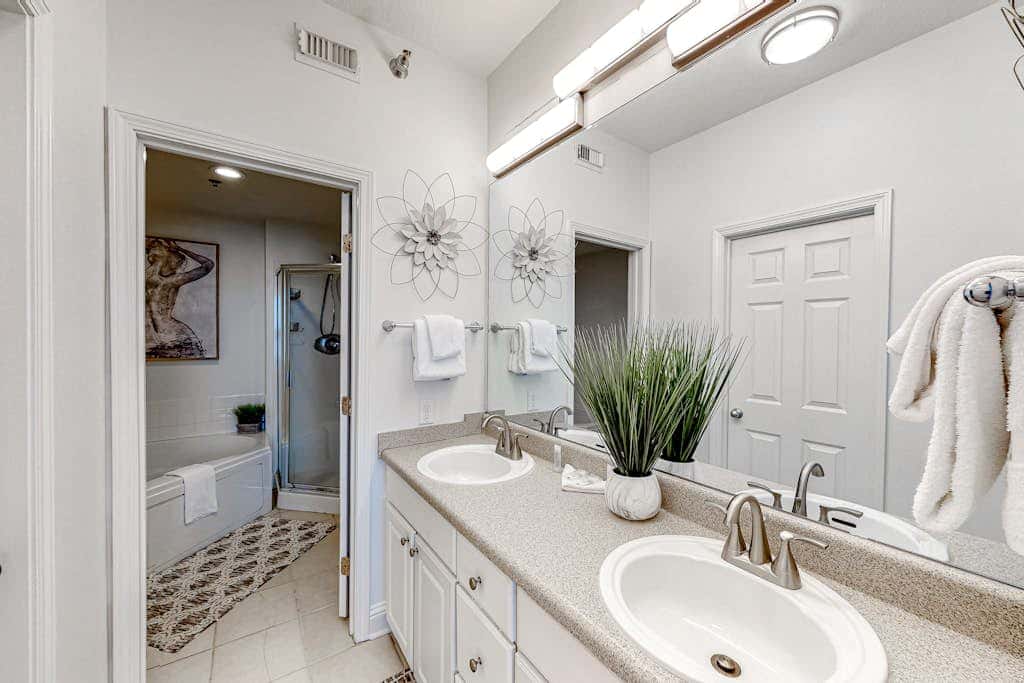 Coastal Condo w Balcony & Shared Pools, Hot Tubs, Gym and Gulf views