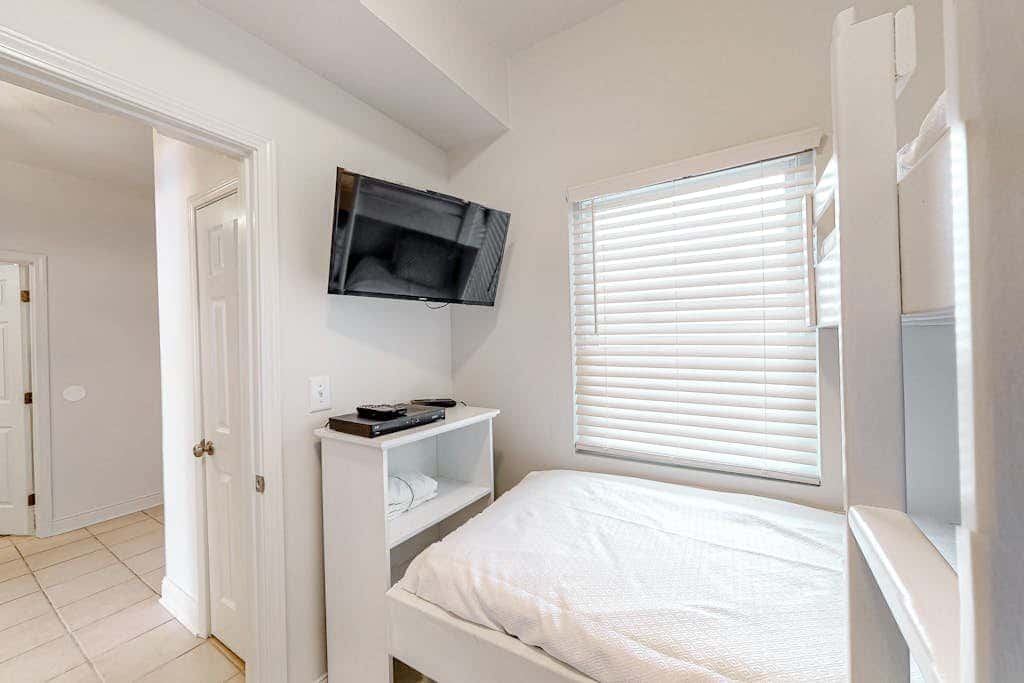 Coastal Condo w Balcony & Shared Pools, Hot Tubs, Gym and Gulf views