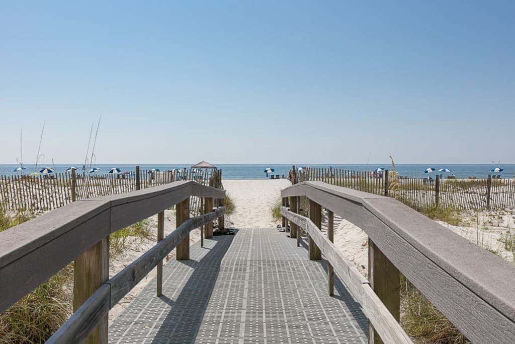 Coastal Condo w Balcony & Shared Pools, Hot Tubs, Gym and Gulf views