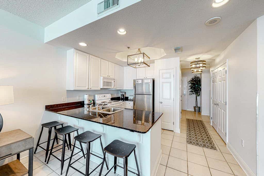 Coastal Condo w Balcony & Shared Pools, Hot Tubs, Gym and Gulf views