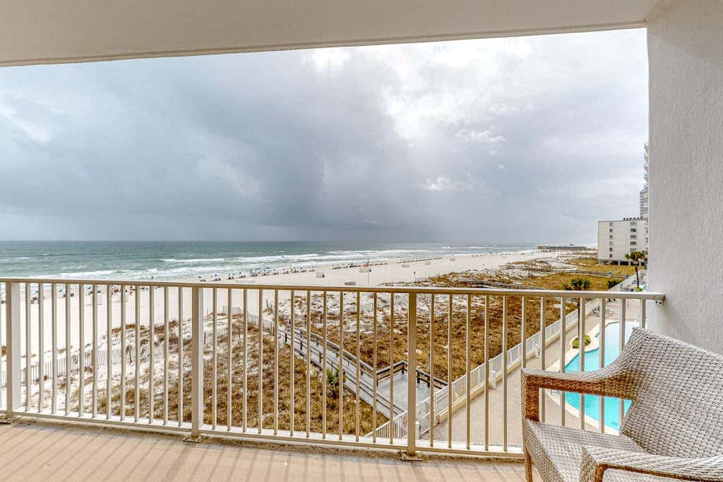 Coastal Condo w Balcony & Shared Pools, Hot Tubs, Gym and Gulf views