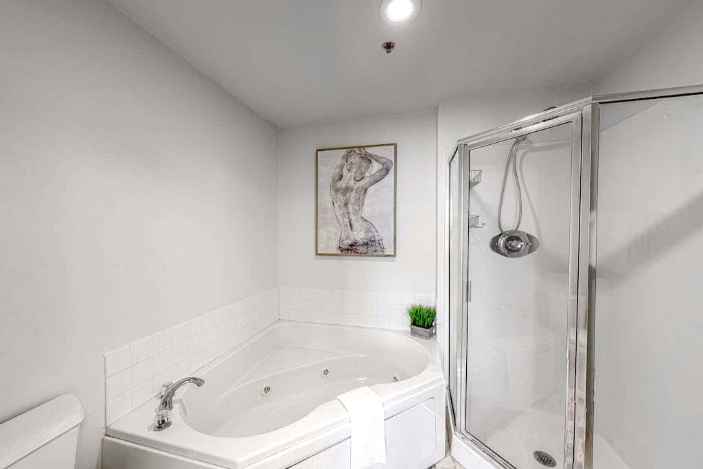 Coastal Condo w Balcony & Shared Pools, Hot Tubs, Gym and Gulf views
