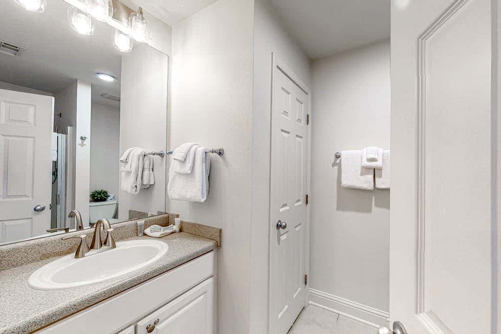 Coastal Condo w Balcony & Shared Pools, Hot Tubs, Gym and Gulf views