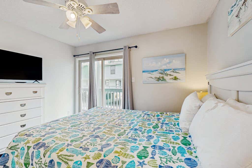 Second Floor Condo with Shared Pool, Fast WiFi, Central AC, and Full Kitchen