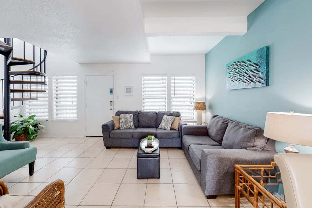 Wonderful beachside escape with WiFi, balcony, pool, central AC & loft