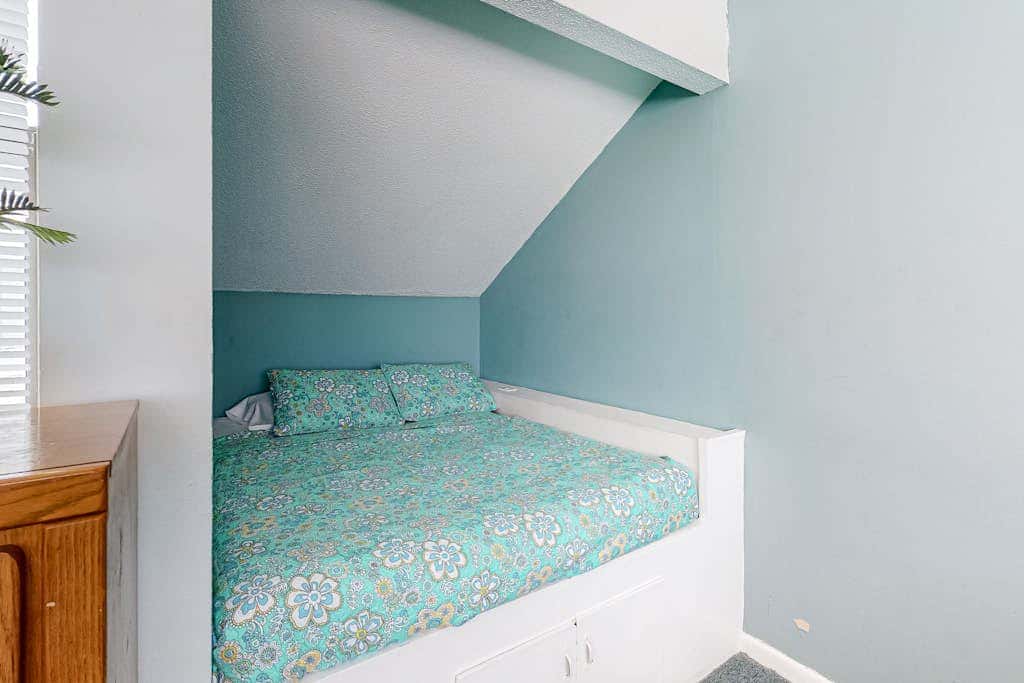 Wonderful beachside escape with WiFi, balcony, pool, central AC & loft