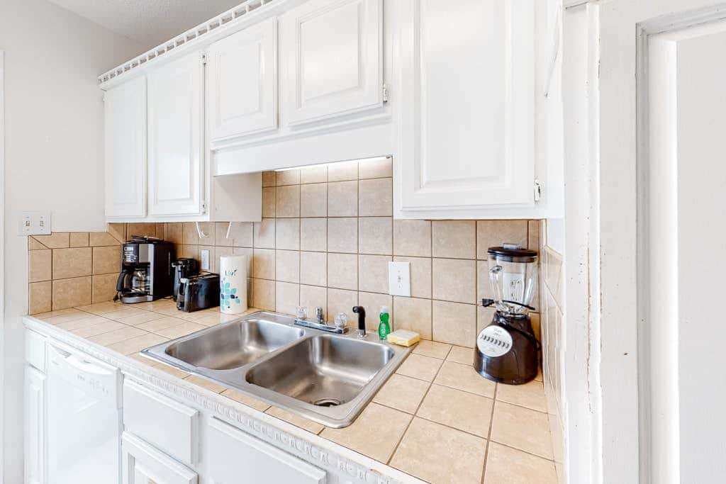 Wonderful beachside escape with WiFi, balcony, pool, central AC & loft