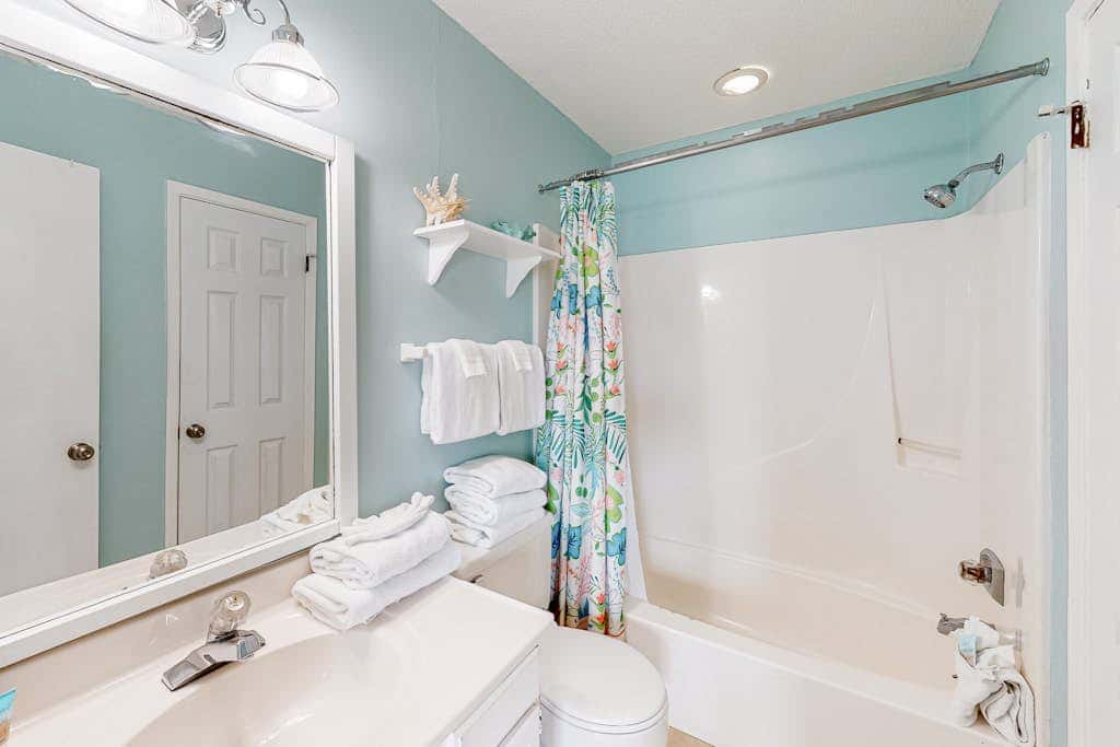 Wonderful beachside escape with WiFi, balcony, pool, central AC & loft