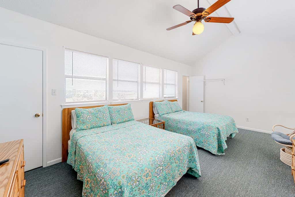 Wonderful beachside escape with WiFi, balcony, pool, central AC & loft