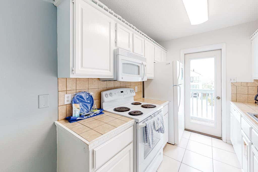 Wonderful beachside escape with WiFi, balcony, pool, central AC & loft