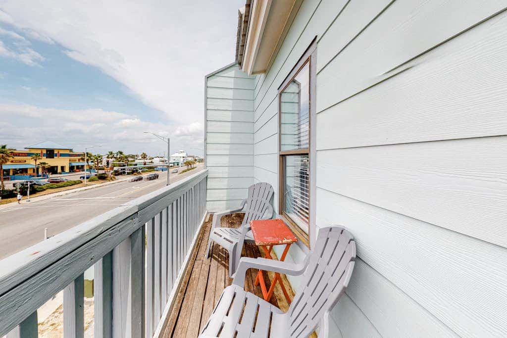 Wonderful beachside escape with WiFi, balcony, pool, central AC & loft