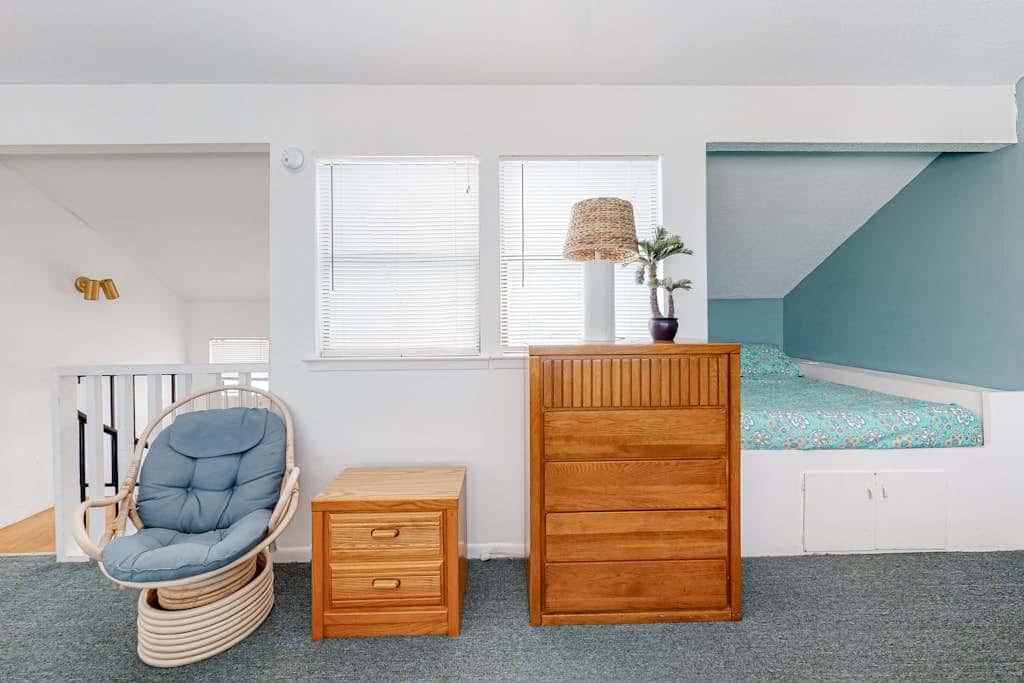 Wonderful beachside escape with WiFi, balcony, pool, central AC & loft