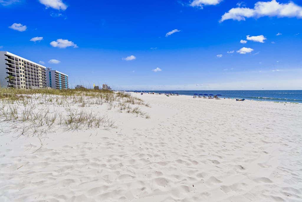Wonderful beachside escape with WiFi, balcony, pool, central AC & loft