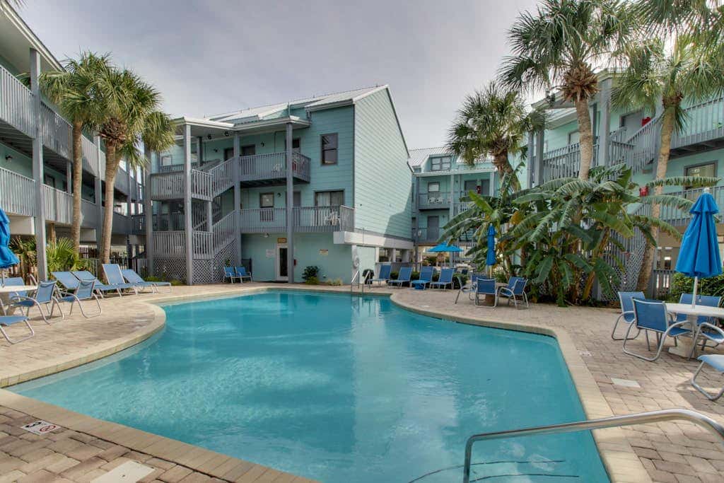 Wonderful beachside escape with WiFi, balcony, pool, central AC & loft