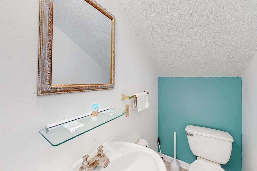 Wonderful beachside escape with WiFi, balcony, pool, central AC & loft
